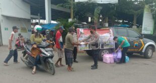 Dalam Kegiatan Aksi Peduli, Polsek Tayu Bagi-bagi Nasi Kotak