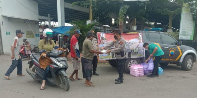 Dalam Kegiatan Aksi Peduli, Polsek Tayu Bagi-bagi Nasi Kotak