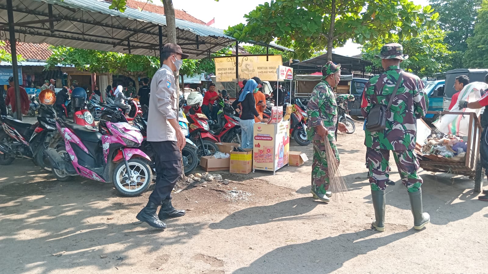 Karya Bakti Polri Dan Tni Bersama Sama Bersihkan Pasar Kayen Read Pos